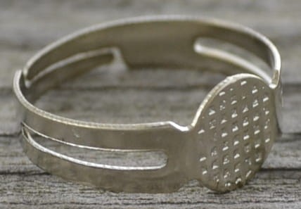 50306 Klasyczna baza pierścionka w kolorze srebra na kaboszon 8mm 