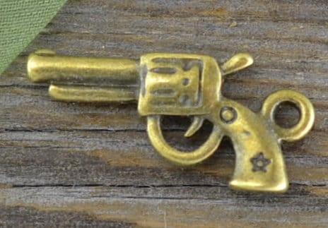 107230 Zawieszka mała pistolet w kolorze brązu 3szt