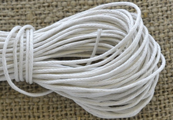 71722 Sznurek woskowany biały 1mm 7 metrów