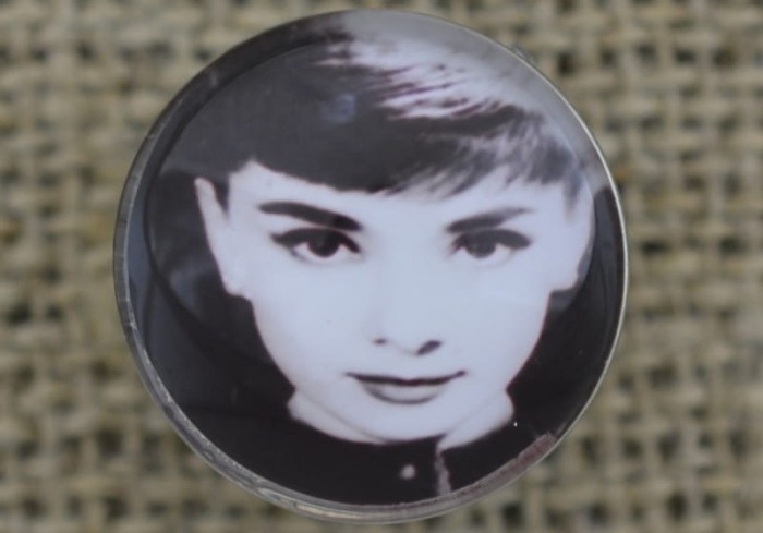 31828 Nap z kaboszonem z obrazkiem Audrey Hepburn 18mm