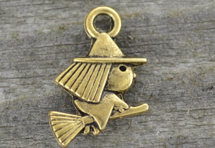 20755 Zawieszka mała czatownica na miotle w kolorze złotym 3szt