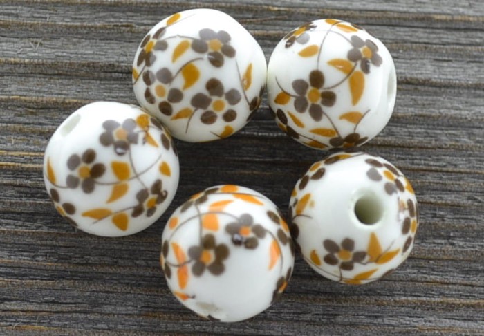 7605224 Koralik porcelanowy okrągły 14mm biały w brązowe kwiatuszki