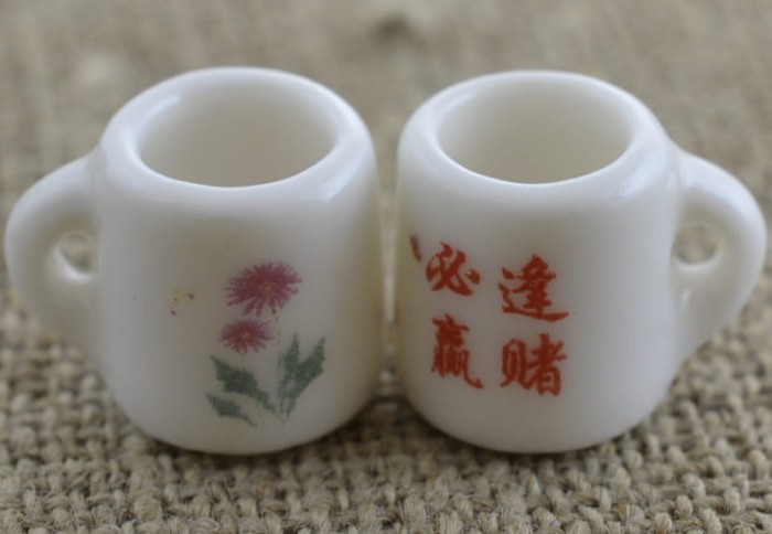 61474 Miniaturowy kubek ceramiczny kwiatki różowe