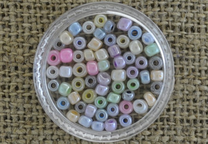 701220 Koraliki drobne oponki mix kolorów 6 gram