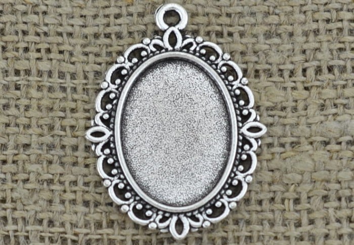 30197 Ozdobna baza medalionu w kolorze srebrnym na kaboszon 18*13mm