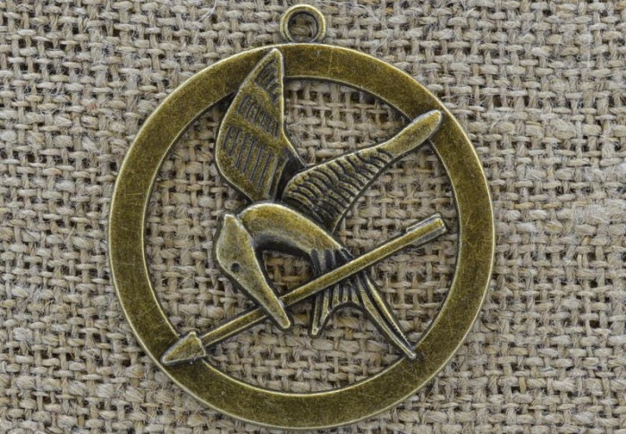 108110 Zawieszka duża ptak w kółku w kolorze brązu