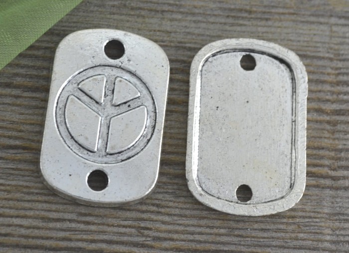  31259 Element ozdobny łącznik z pacyfką w kolorze srebra