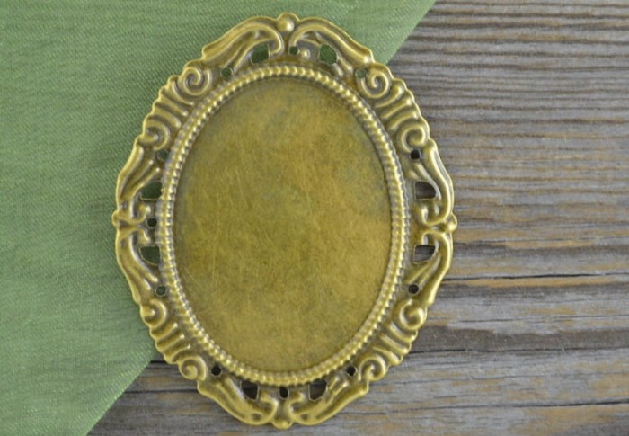 10142 Ozdobna baza medalionu w kolorze brązu na kaboszon 37*27mm 2szt