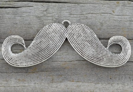 [30865] Zawieszka duża wąsy w kolorze srebrnym