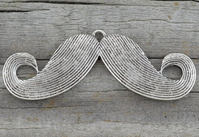 30865 Zawieszka duża wąsy w kolorze srebrnym