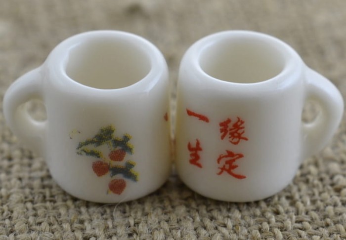 61480 Miniaturowy kubek ceramiczny kwiatki czerwone