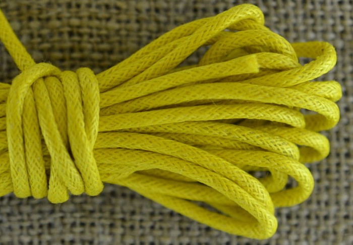 71766 Sznurek woskowany żółty 2mm 3 metry