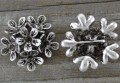 312130 Element ozdobny kwiatuszki w kolorze srebrnym 27mm