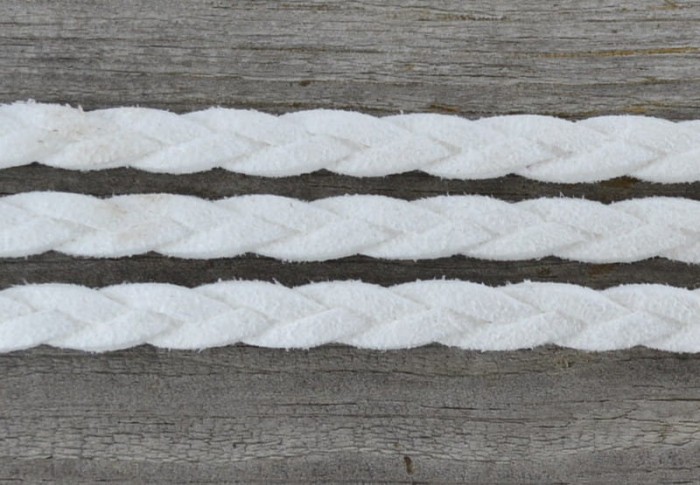 73747 Rzemień zamszowy warkocz 6*3mm w kolorze białym 50cm