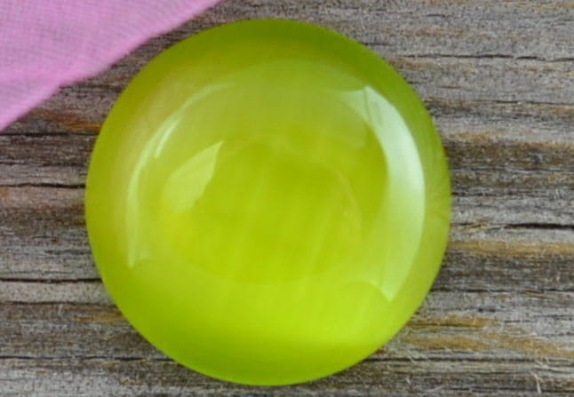 04696 Kaboszon szklany kocie oko 14mm oliwkowy 2szt