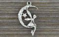30756 Zawieszka mała rusałka na księżycu w kolorze starego srebra 3 szt