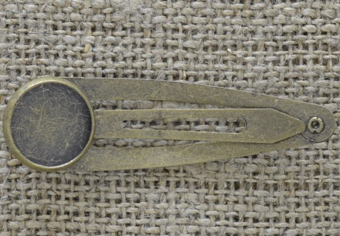 10527 Klasyczna baza spinki do włosów w kolorze brązu na kaboszon 12mm