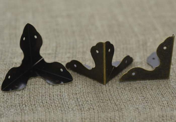 [k0519] Narożnik do szkatułki w kolorze brązu 32*32*32mm