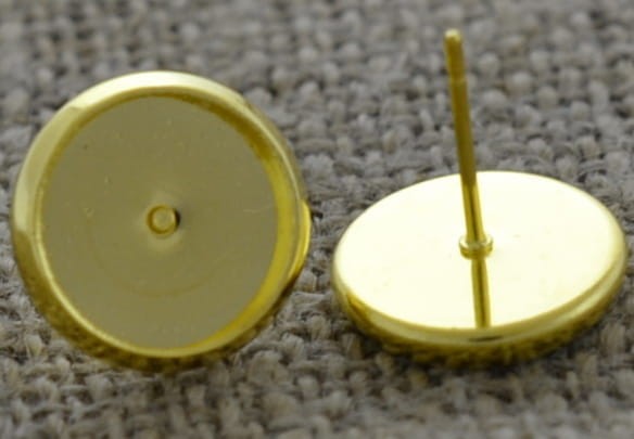 20410 Klasyczna baza kolczyka wkrętka w kolorze złotym na kaboszon 10mm