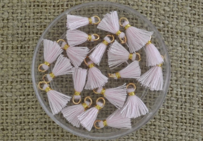 [20711] Zawieszka mała frędzel kolor jasnoróżowy