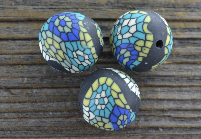 702330 Koralik z modeliny mozaika 