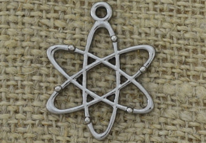 Zawieszka mała model atomu w kolorze czarnym