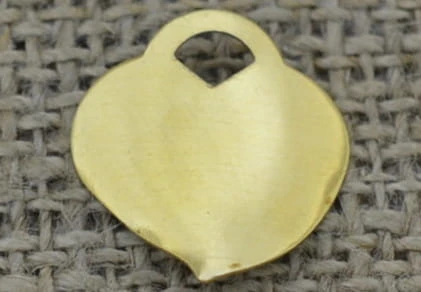 207112 Zawieszka mała serce w kolorze złotym