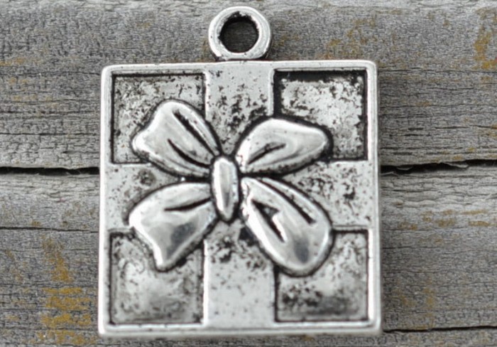  ś07159 Zawieszka prezent 21*17mm w kolorze srebrnym