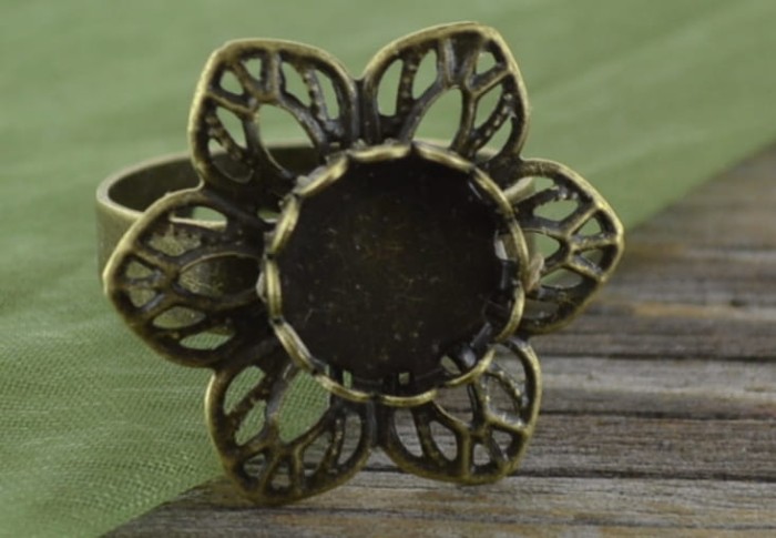 10371 Ozdobna baza pierścionka w kolorze brązu na kaboszon 10mm