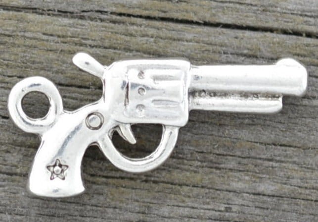 307135 Zawieszka mała pistolet w kolorze starego srebra 3szt