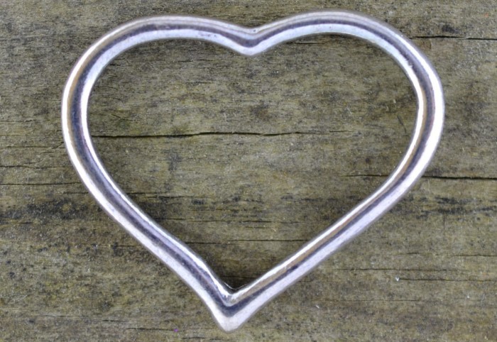 307156 Zawieszka mała obwódka serduszka w kolorze srebra 2szt