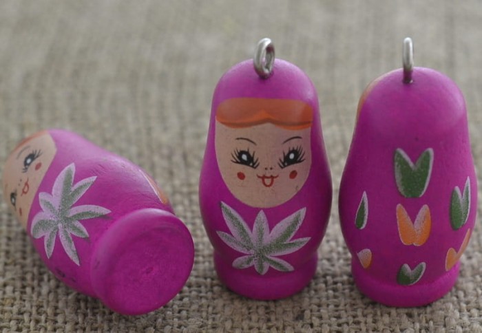  [87351] Zawieszka drewniana matrioszka w kolorze fuksji