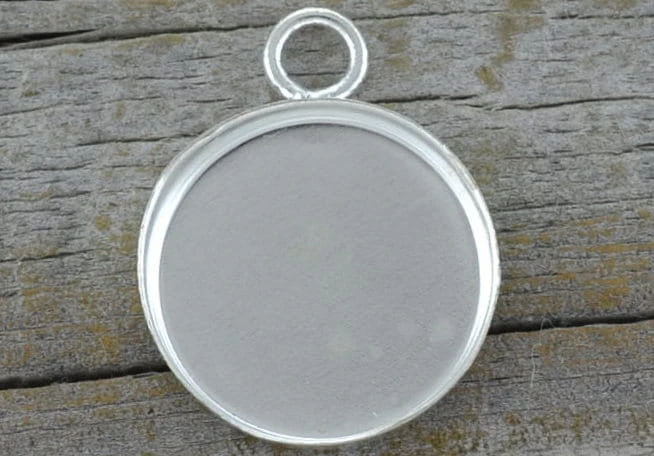 30158 Klasyczna baza medalionu w kolorze srebra na kaboszon 16mm