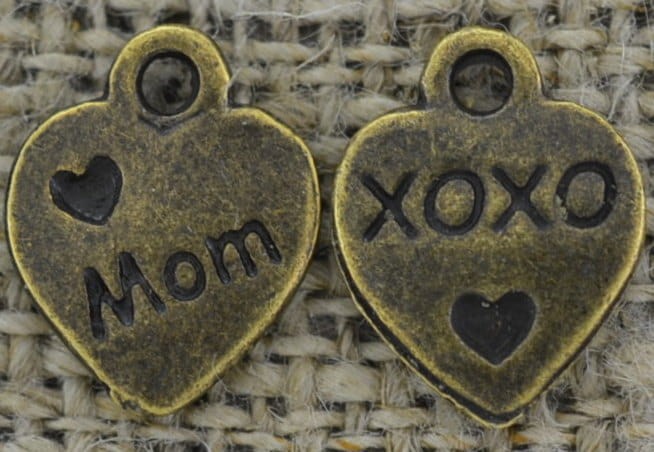 107298 Zawieszka mała serce Mom xoxo w kolorze brązu 3szt