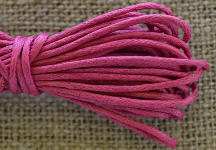  71785 Sznurek woskowany malinowy 1,5mm 4 metry
