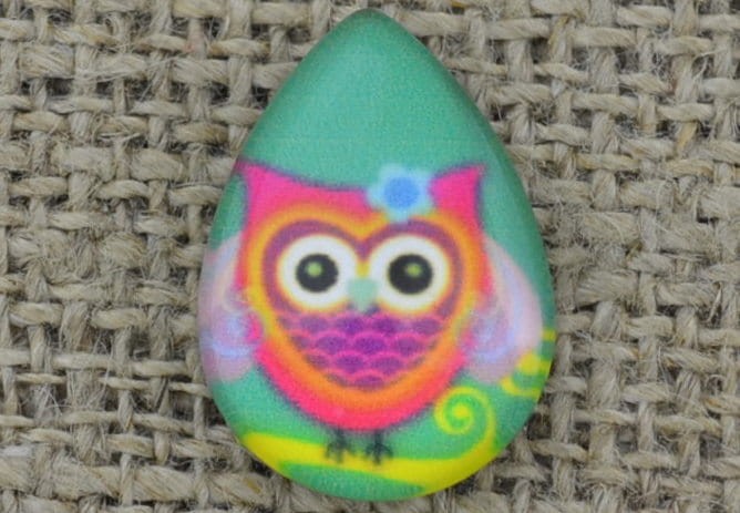  046368 Kaboszon szklany kropla z obrazkiem 18*13mm sowa na zielonym tle