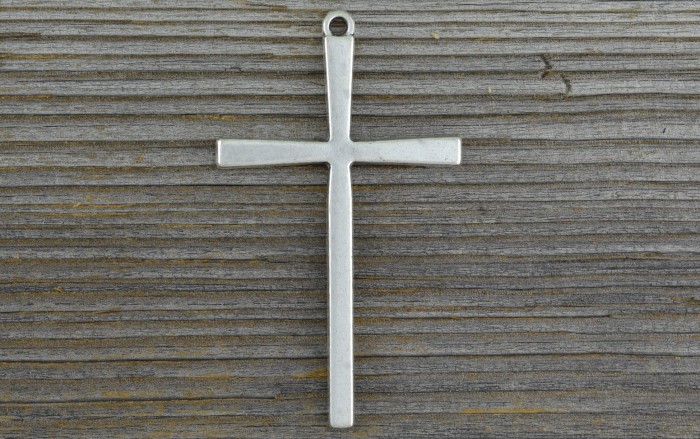 30824 Zawieszka duża krzyż w kolorze srebra