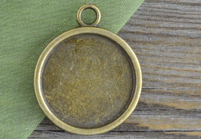 10147 Klasyczna baza medalionu w kolorze brązu na kaboszon 20mm