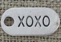 30744 Zawieszka mała z napisem xoxo w kolorze srebrnym