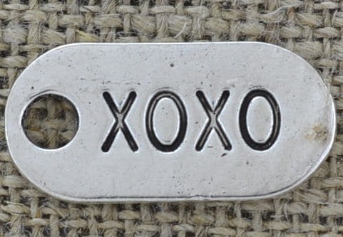 30744 Zawieszka mała z napisem xoxo w kolorze srebrnym