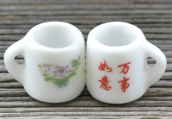 61420 Miniaturowy kubek ceramiczny kwiatuszek fioletowy