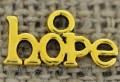 20789 Zawieszka mała napis hope w kolorze złotym