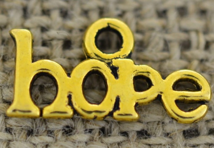 20789 Zawieszka mała napis hope w kolorze złotym