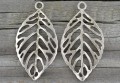 30868 Zawieszka duża liść w kolorze srebrnym