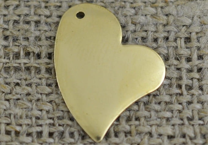 20786 Zawieszka mała serce w kolorze złotym