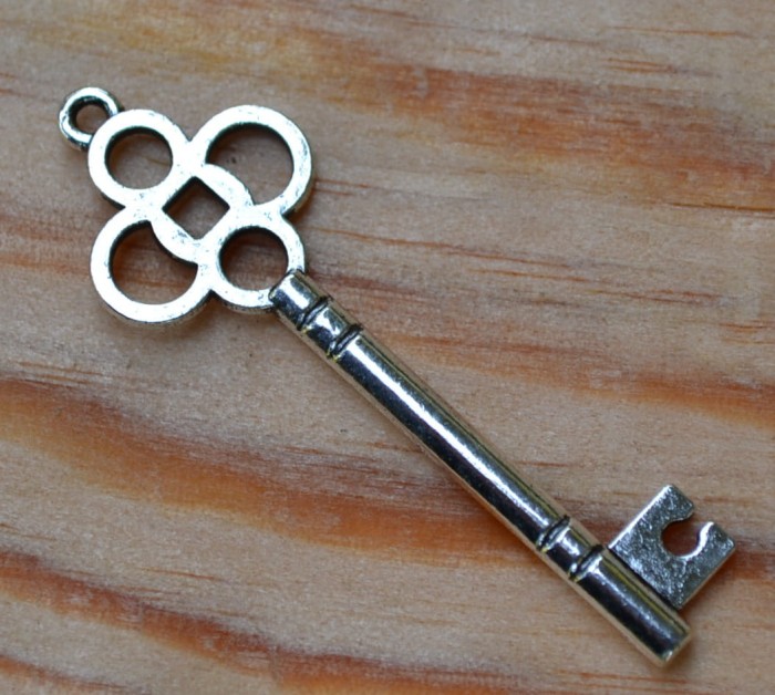 Zawieszka duża klucz w kolorze srebra