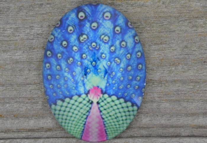  046176 Kaboszon z żywicy z obrazkiem 40*30mm paw niebieski 