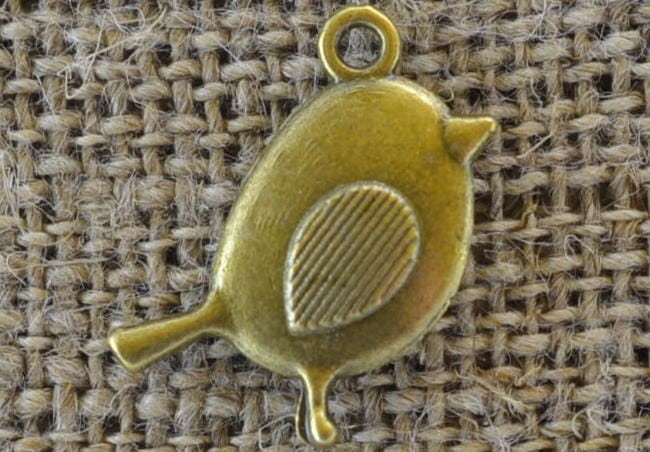 107273 Zawieszka mała ptaszek w kolorze brązu