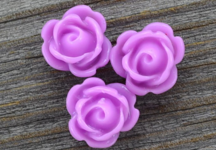 802301 Kaboszon kwiatowy różyczka 10mm bladofioletowa 