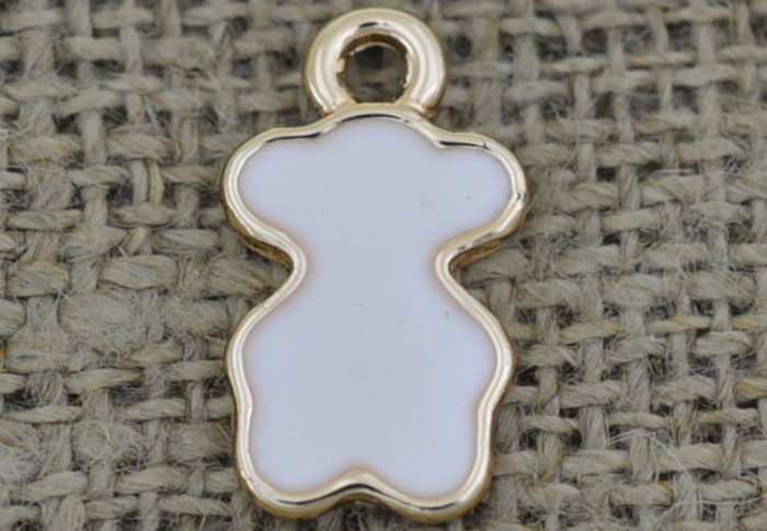 70712 Zawieszka emaliowana miś w kolorze białym